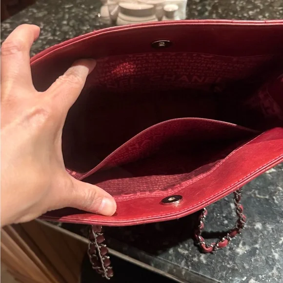 CHANEL Red Quilted chocolate bar Tote with Silver Chain - Picture 5 of 8